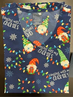 NWT Zoe Chloe Christmas Gnome Print Women’s Navy Holiday Short Sleeve Scrub Top
